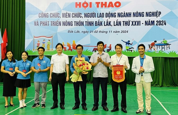 Leaders of the Provincial Labor Federation and the Department of Agriculture and Rural Development of Dak Lak province presented a souvenir flag to the Organizing Committee of the sports festival. Photo: Bao Trung