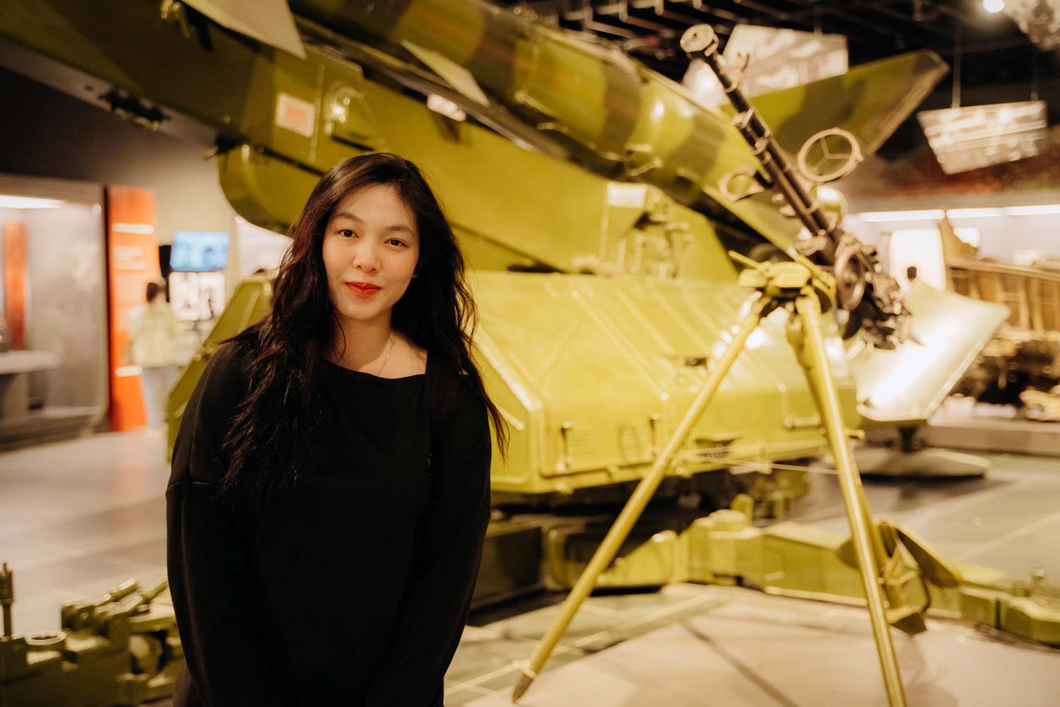 Young people are proud when visiting the Vietnam Military History Museum. Photo: Phu Den