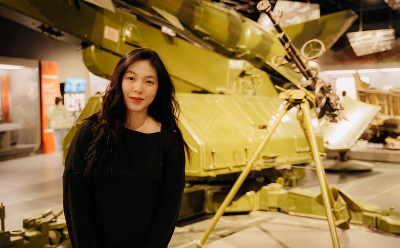 Young people are proud when visiting the Vietnam Military History Museum. Photo: Phu Den