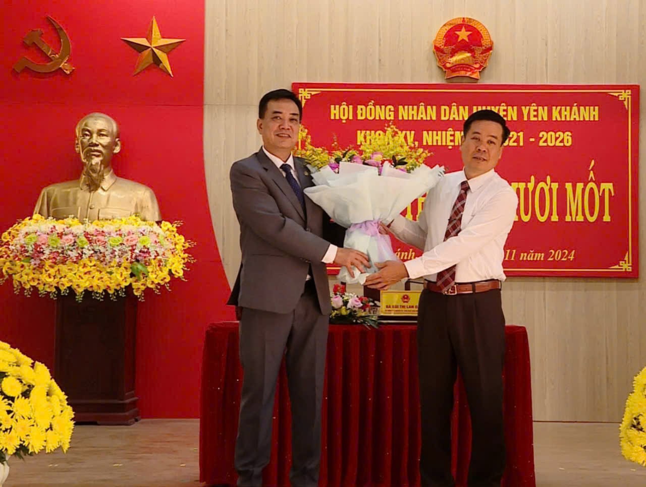 Mr. Duong Duc Khanh - Secretary of Yen Khanh District Party Committee (right of photo) congratulated the new Chairman of the District People's Committee Nguyen Quoc Hung. Photo: Nguyen Truong