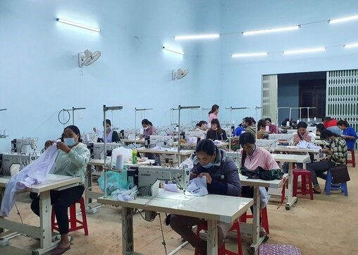 Dak Mil District Vocational Education and Continuing Education Center opens many industrial sewing training classes for rural workers. Photo: Bao Trung