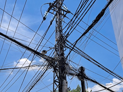 Điện chiếu sáng, cáp viễn thông không được hạ ngầm, bó cáp trên đường phố Đà Nẵng. Ảnh: Nguyễn Linh