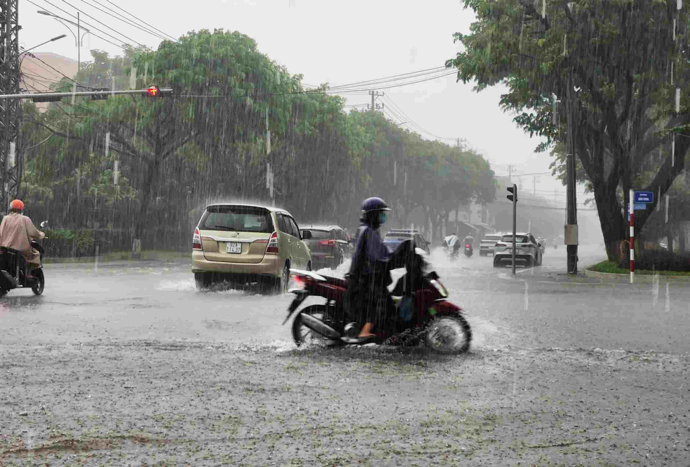 Heavy rain caused by storm No. 6 - Tra Mi caused flooding in Tam Ky city, Quang Nam. Photo: Long Phi