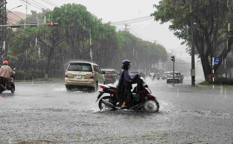 Heavy rain caused by storm No. 6 - Tra Mi caused flooding in Tam Ky city, Quang Nam. Photo: Long Phi