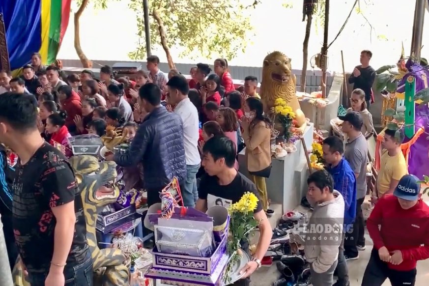 Vaguely receiving donations at Da Thien Temple (Thai Nguyen). Photo: Nguyen Hoan.