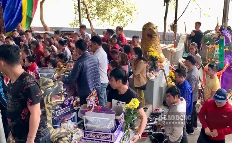 Vaguely receiving donations at Da Thien Temple (Thai Nguyen). Photo: Nguyen Hoan.