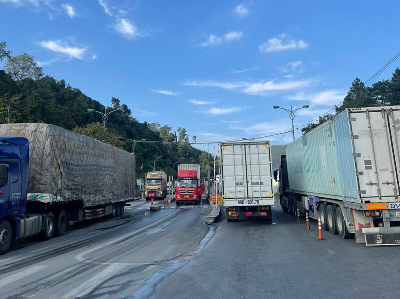 Import-export activities at the dedicated import-export road at milestone 1119-1120, Huu Nghi International Border Gate. Photo: Provided by the unit