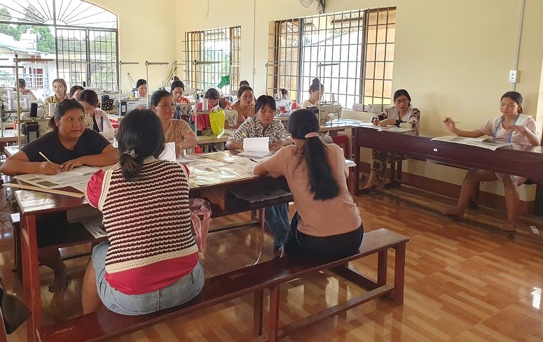 Ben trong 1 lop day nghe may o huyen Dak Mil, tinh Dak Nong. Anh: Bao Trung