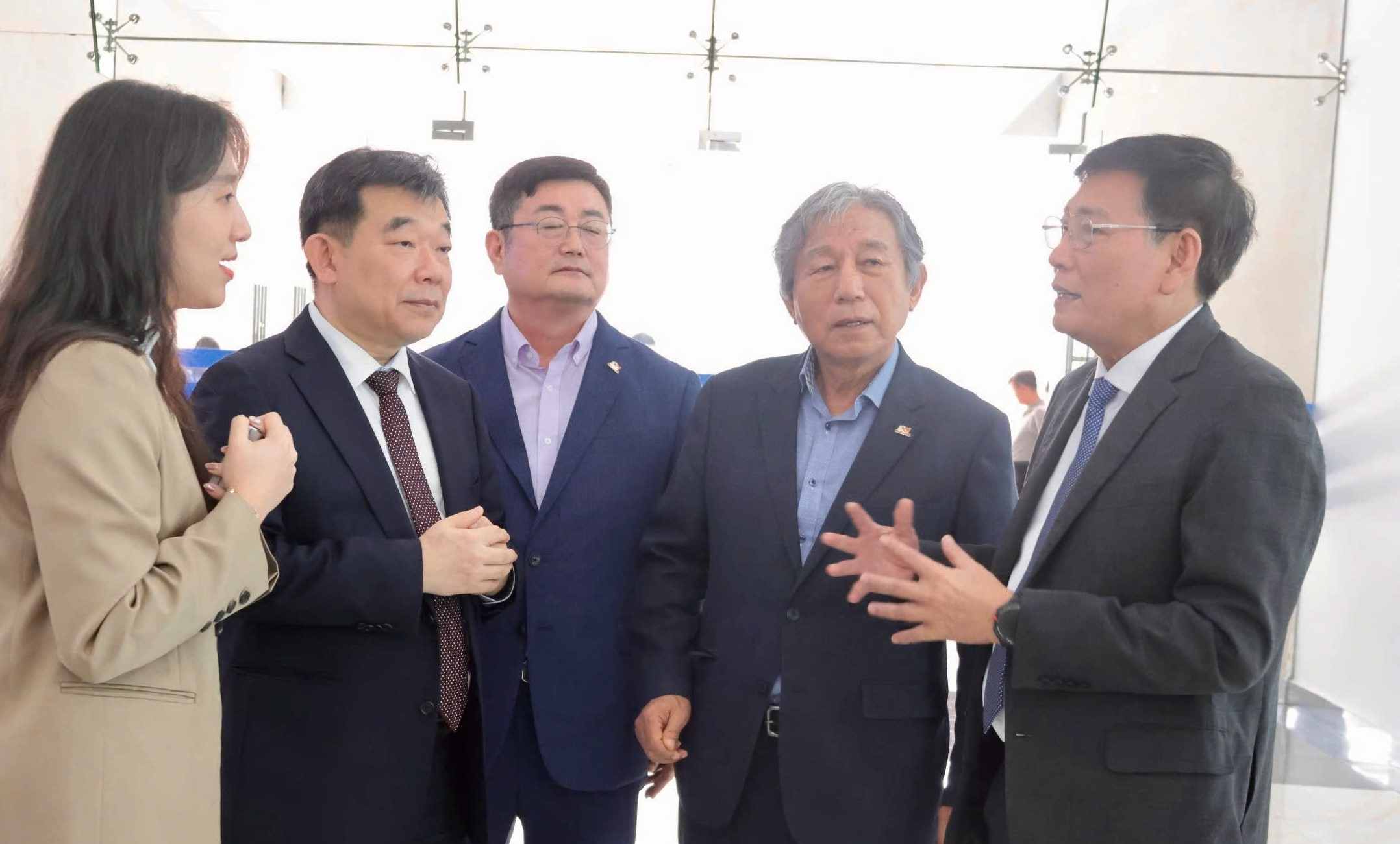 Mr. Mai Hung Dung - Permanent Vice Chairman of Binh Duong Provincial People's Committee discussed with FDI enterprises. Photo: Dinh Trong