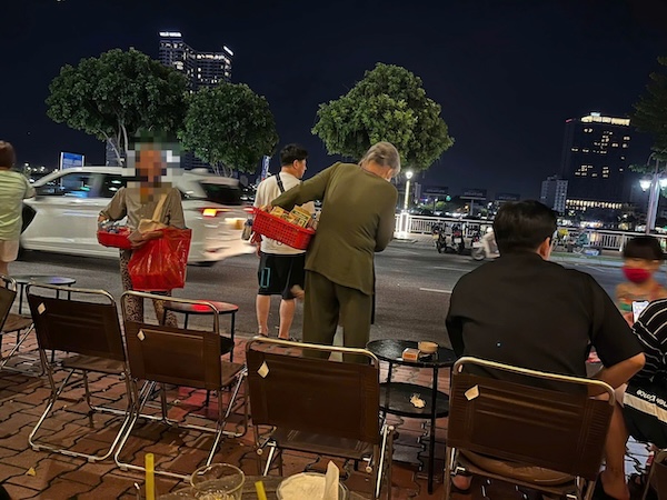 Da Nang still has the problem of vagrancy and begging. Photo: M.L