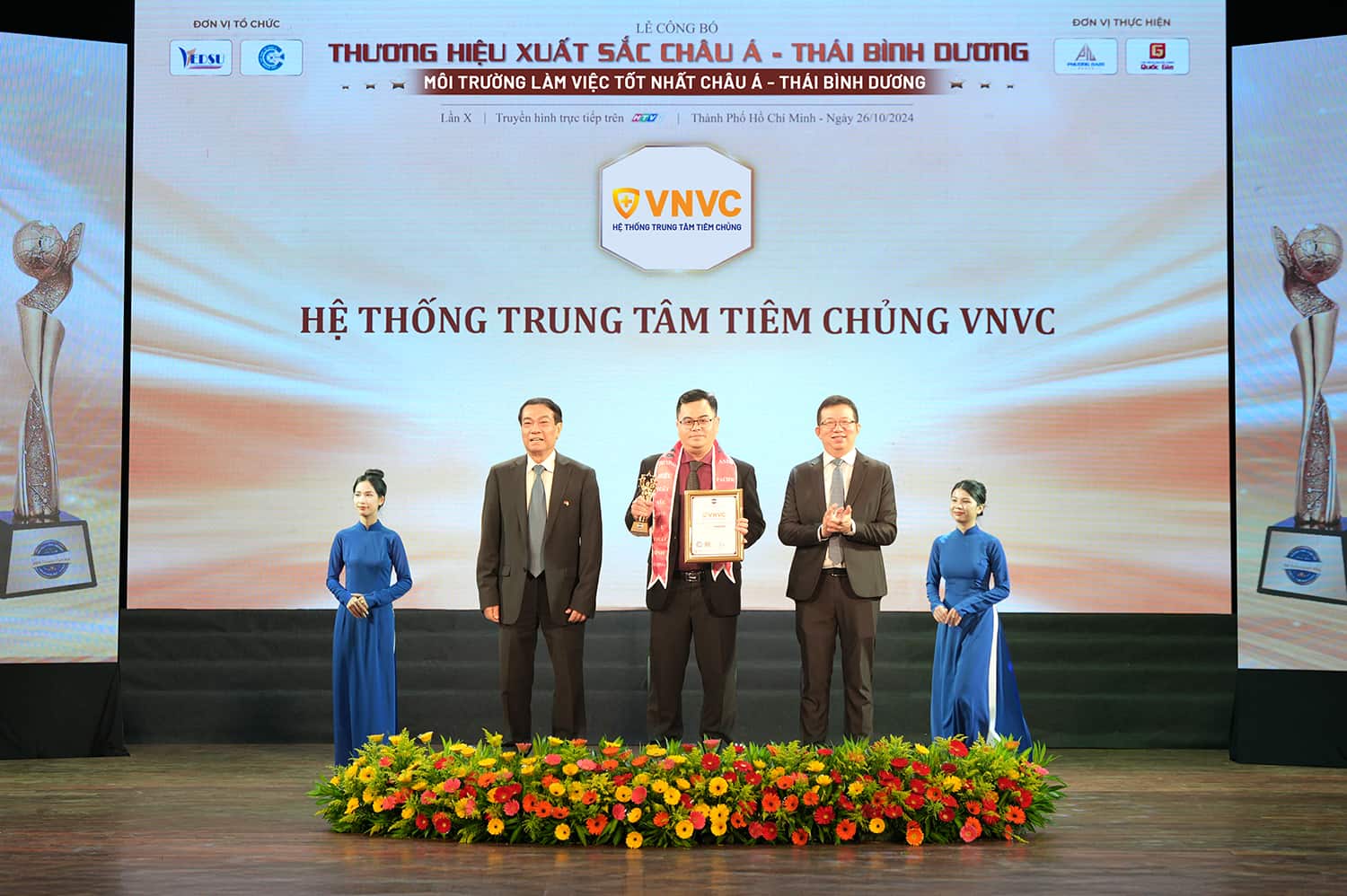 Dai dien VNVC nhan chung nhan “Top 10 Thuong hieu xuat sac - San pham dich vu chat luong - Moi truong lam viec tot nhat Chau A, Thai Binh Duong 2024”.