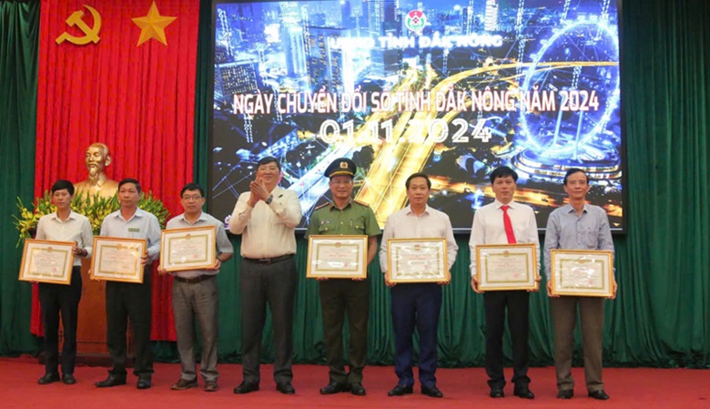 Standing Vice Chairman of Dak Nong Provincial People's Committee Le Van Chien awarded Certificates of Merit to individuals at the Dak Nong Province Digital Transformation Day conference in 2024. Photo: Pham Quang