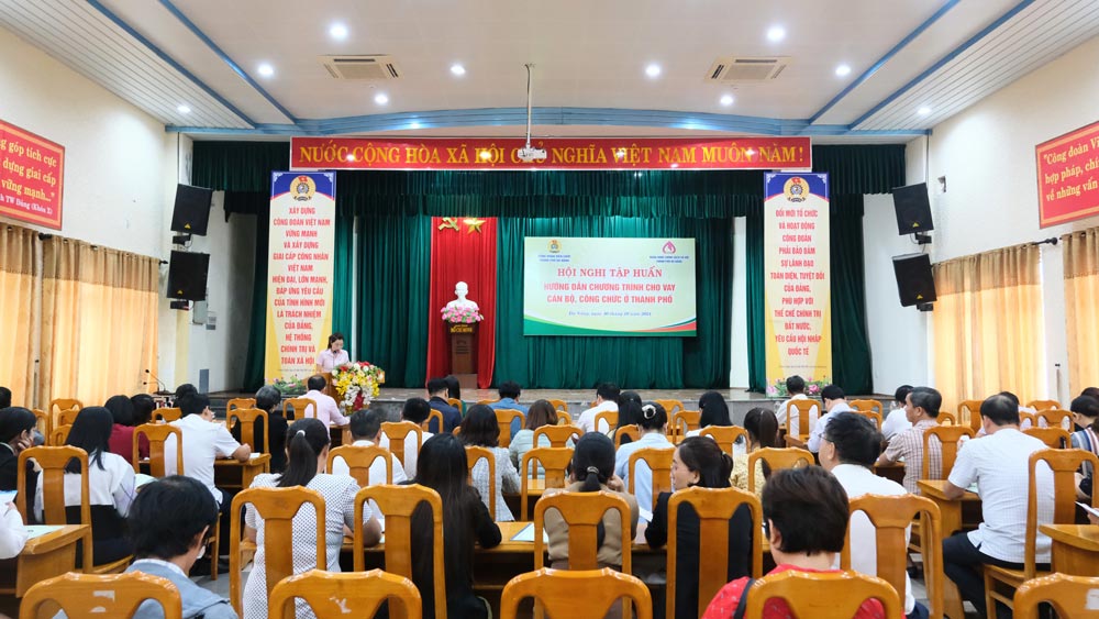 The Da Nang City Civil Servants' Union organized a training conference on preferential loans for union members. Photo: Tra Van