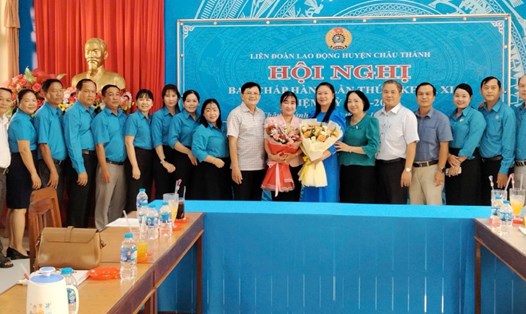 Tân Chủ tịch Liên đoàn Lao động huyện Châu Thành Trần Thị Khánh Linh (áo hồng, giữa). Ảnh: LĐLĐ huyện Châu Thành
