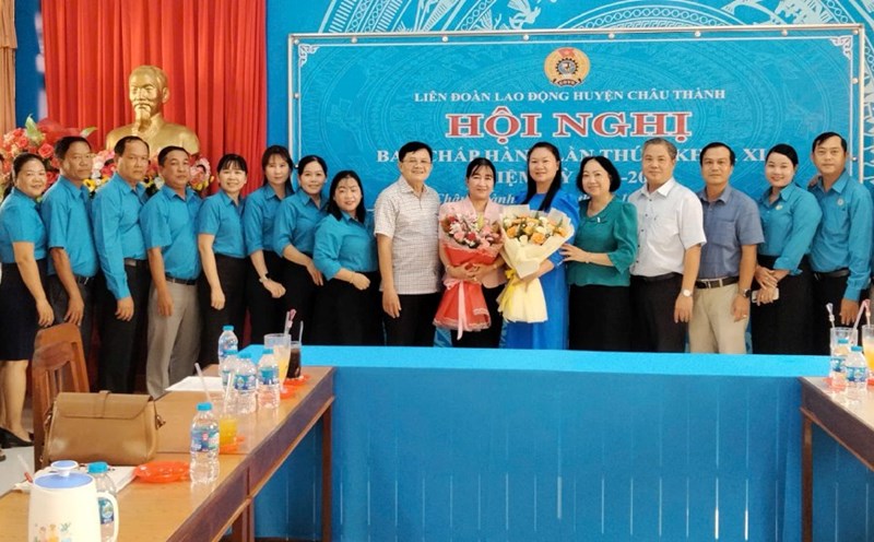 New Chairwoman of Chau Thanh District Labor Federation Tran Thi Khanh Linh (pink shirt, middle). Photo: Chau Thanh District Labor Federation