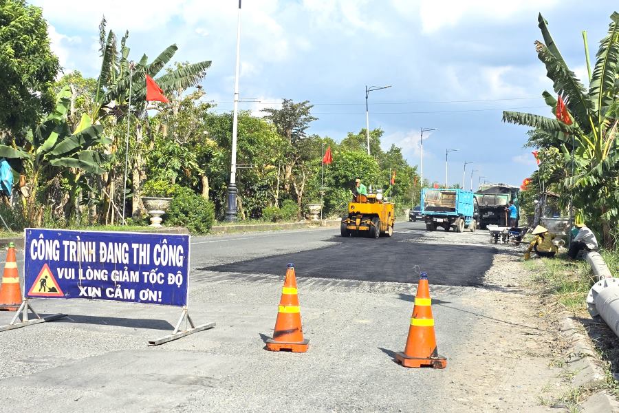 Ghi nhan cua Bao Lao Dong, duong Nguyen Van Cu (doan qua huyen Phong Dien), noi day tung bi xuong cap, hinh thanh cac vung nuoc to, nho dang duoc don vi thi cong tham nhua khac phuc.