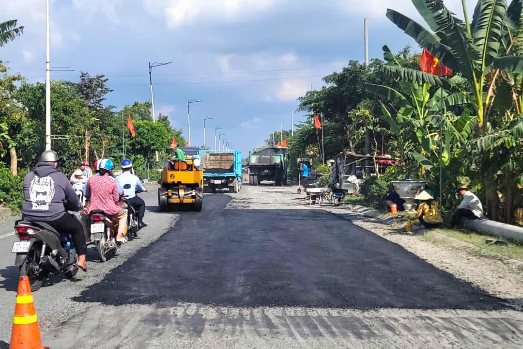 Ban Nguyen Tien Anh (sinh vien mot truong Dai hoc tren dia ban Can Tho) cho biet, mot ngay ban di qua doan duong nay 4 lan de di di hoc, nhung lan truoc do di lai rat kho, phai di chuyen cham vi duong xuat hien qua nhieu o ga, o voi. Tuy nhien, 2 ngay gan day thay don vi thi cong lam lai duong di lai thay thoai mai hon cung nhu an toan ve giao thong hon.