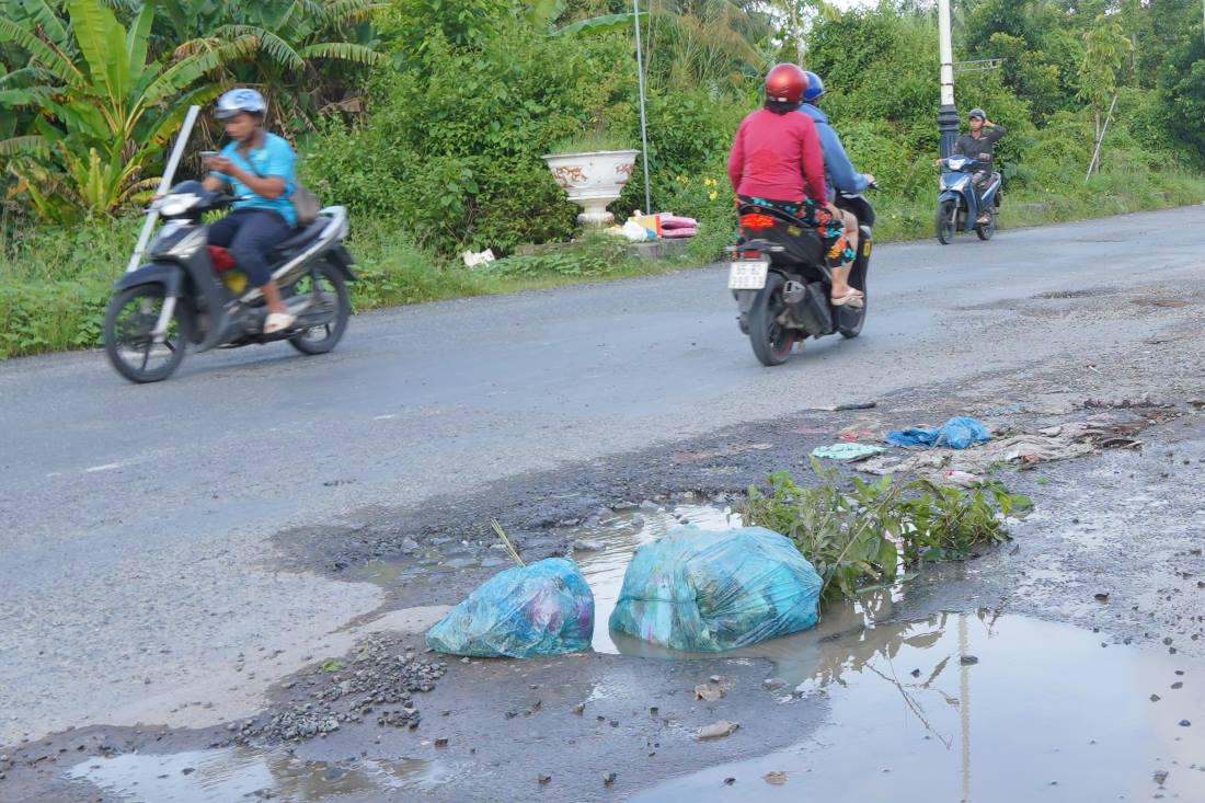 Duong Nguyen Van Cu duoc coi la “xuong song”, noi tu bo song Hau (quan Ninh Kieu) den xa My Khanh (huyen Phong Dien), voi chieu dai gan 10km.