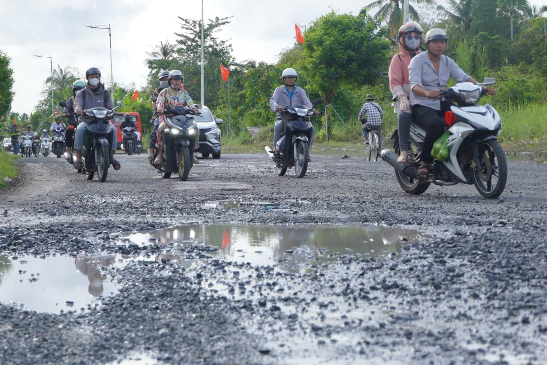 Mat do giao thong tren tuyen duong Nguyen Van Cu kha cao, do xe tu quoc lo 61C re vao, qua cau Vam Xang se chay theo tuyen nay de ve trung tam TP Can Tho.