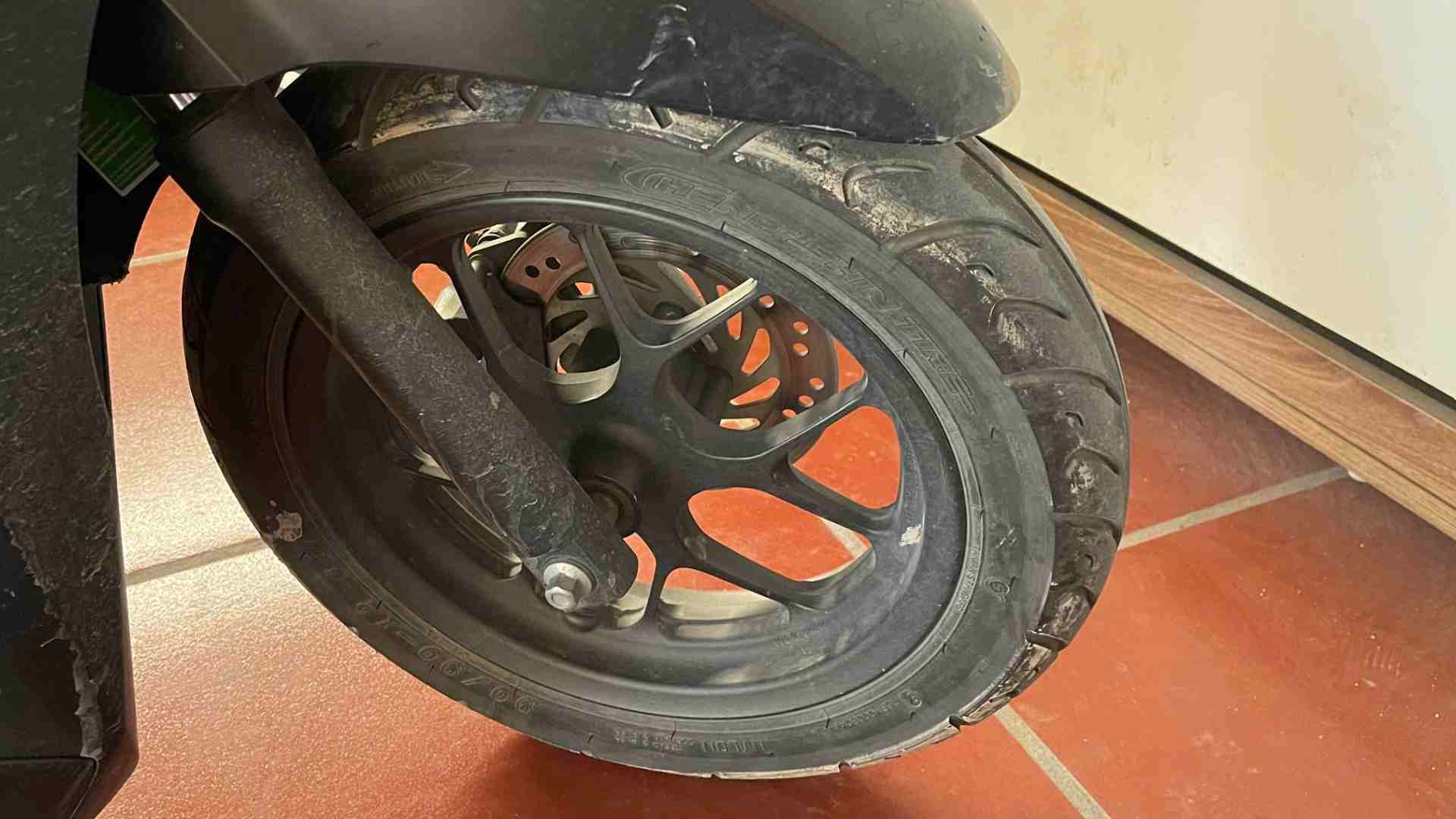 Avoiding some mistakes with motorcycle tires helps ensure safety for users. Photo: Ngoc Diep