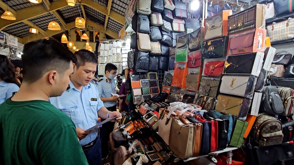 Nearly 300 fake brand watches sold at Ben Thanh market detained