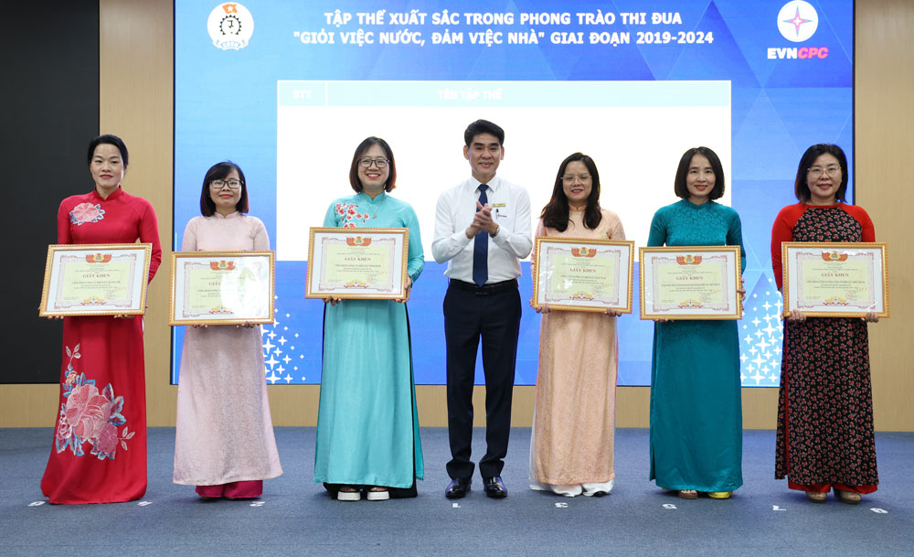 Mr. Tran Dinh Ha - Chairman of EVNCPC Trade Union awarded certificates of merit to 6 outstanding collectives in the emulation movement "Good at public work, good at housework" for the period 2019-2024. Photo: Ngoc Thach