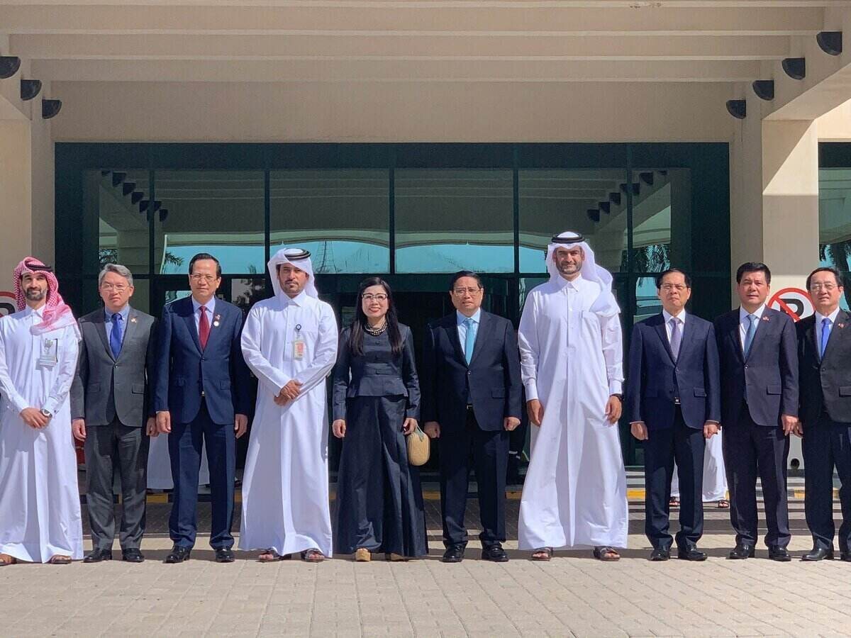 Prime Minister Pham Minh Chinh visits Ras Laffan Industrial Zone, the final activity during his visit to Qatar. Photo: VNA