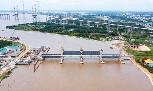 Cống ngăn triều Mương Chuối (huyện Nhà Bè) - lớn nhất trong 6 cống của dự án.  Ảnh: Minh Quân