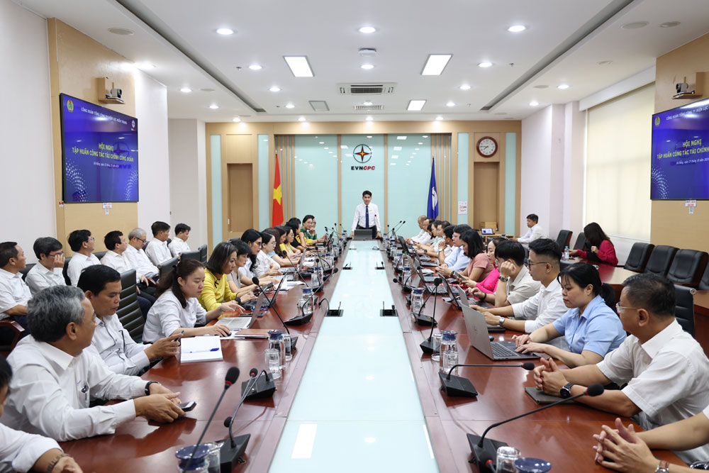 More than 30 delegates who are union accounting officers from units under EVNCPC participated in the professional training. Photo: Ngoc Thach