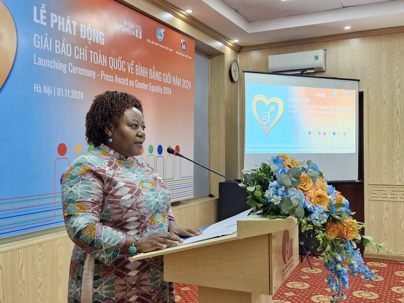 Bà Caroline Nyamayamombe - Trưởng đại diện UN Women Việt Nam phát biểu tại Lễ phát động Giải Báo chí toàn quốc về Bình đẳng giới 2024. Ảnh: Lan Nhi 