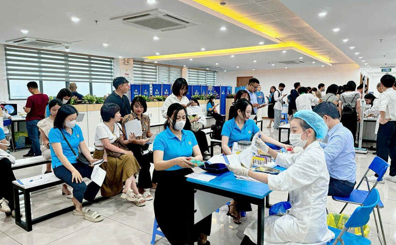 Cau Giay District Labor Union organizes free health check-ups and early cancer screening for workers. Photo: Union