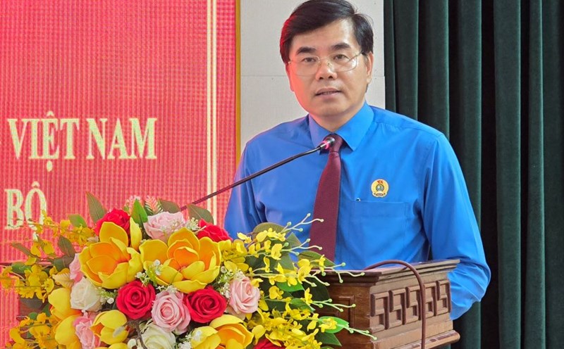 Comrade Nguyen Hai Long, Provincial Party Committee member, Chairman of Ha Nam Provincial Labor Federation, delivered a speech accepting the assignment. Photo: Trung Du