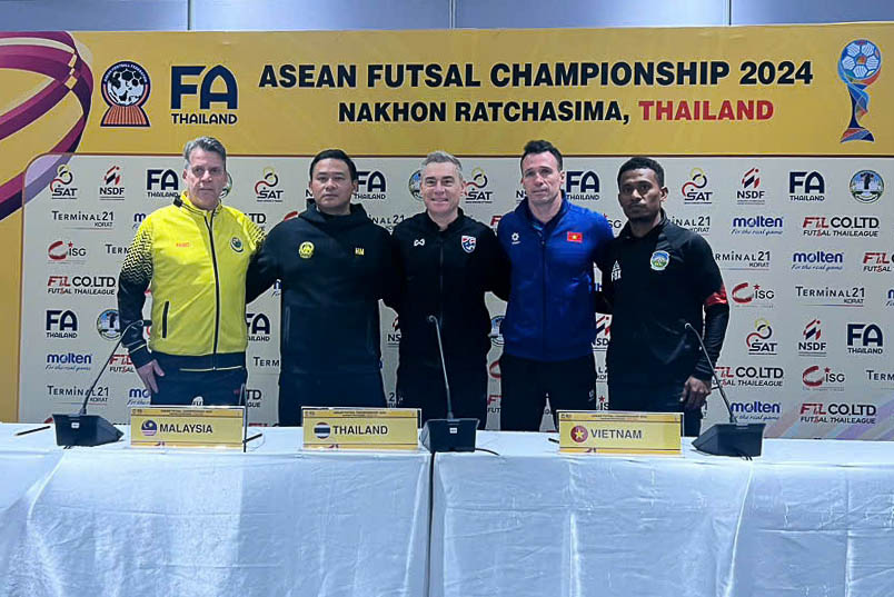 Coach Diego Giustozzi (blue shirt) attends a press conference before the 2024 Southeast Asian futsal tournament. Photo: VFF