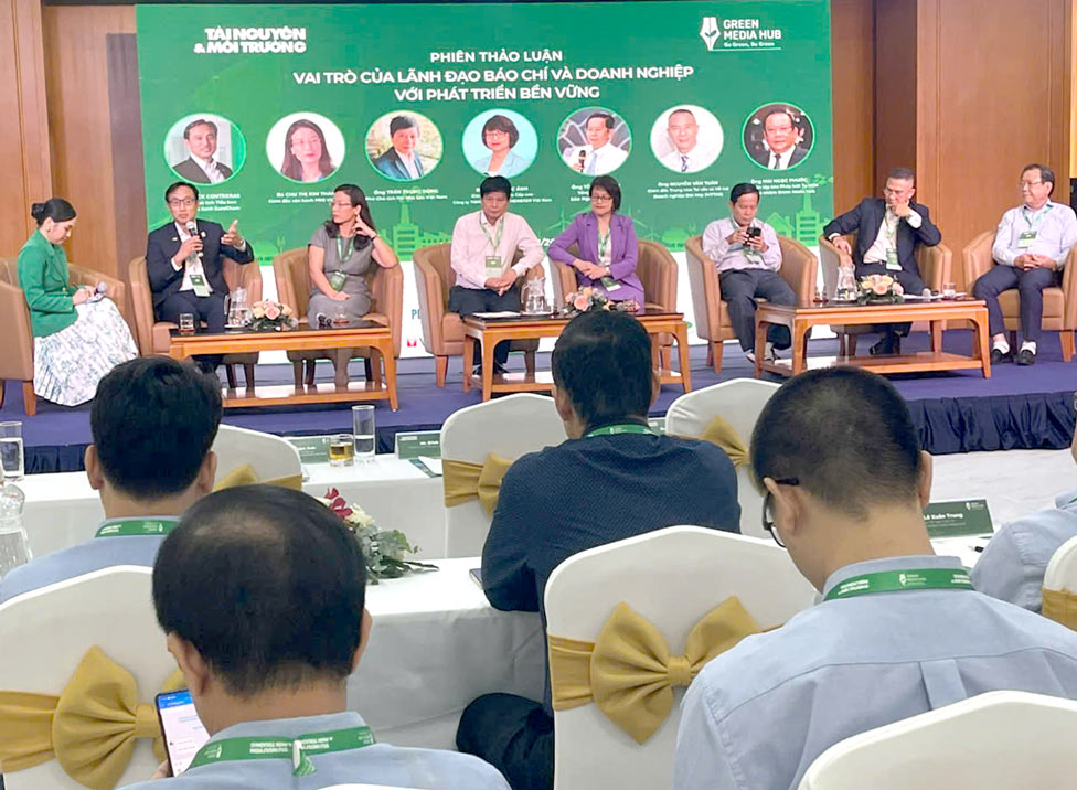 Delegates present papers at the Workshop on “The Role of Press and Business Leaders in Sustainable Development”. Photo: TNMT