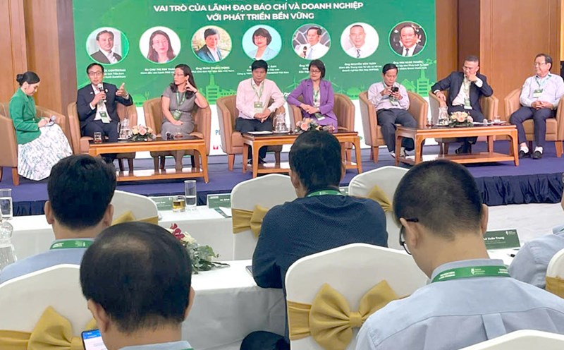 Delegates present papers at the Workshop on “The Role of Press and Business Leaders in Sustainable Development”. Photo: TNMT