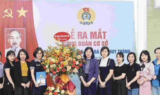 Lễ ra mắt Công đoàn cơ sở Công ty TNHH Vàng - Bạc - Đá quý Huy Thành. Ảnh: CĐCS