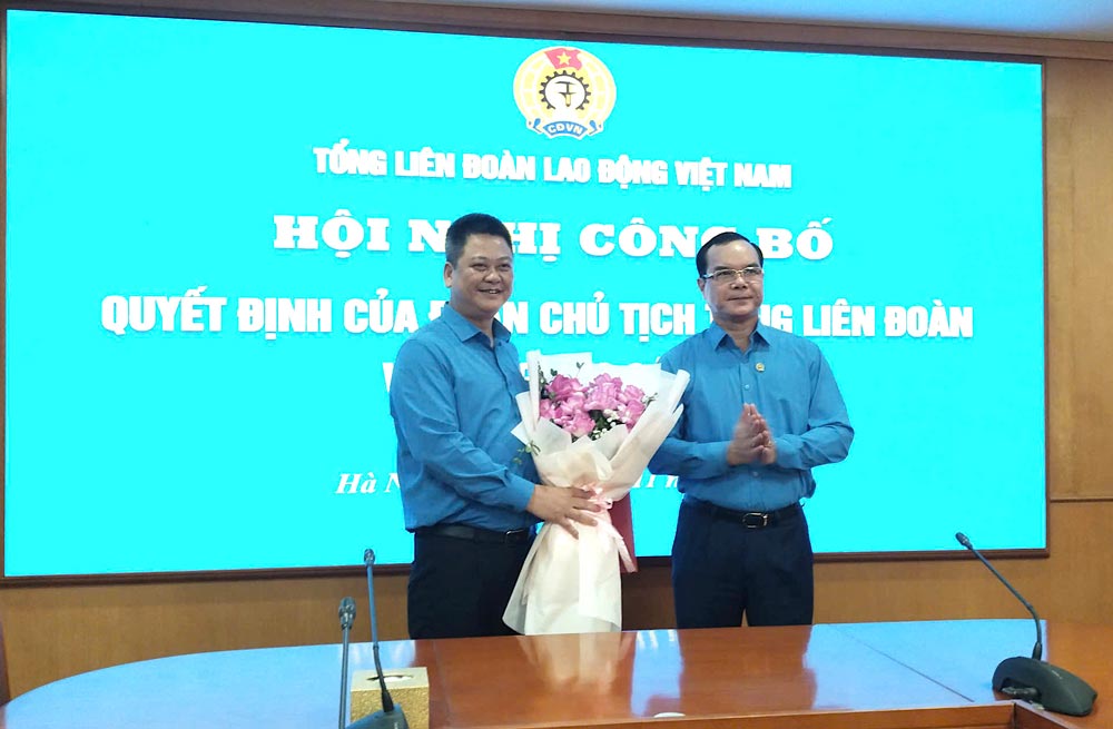 Party Central Committee member, President of the Vietnam General Confederation of Labor Nguyen Dinh Khang (right) presented flowers and congratulated Mr. Ngo Dai Dong. Photo: Organizing Committee of the Vietnam General Confederation of Labor