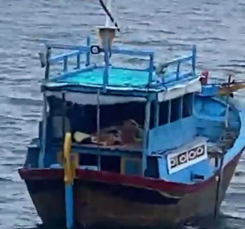 The victim was found dead on a squid fishing boat in the southern sea area of ​​Van Phong Bay. Photo: Hoang Anh