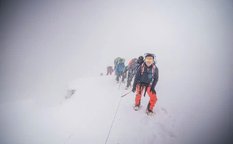 Young Nima Rinji Sherpa climbs Mount Everest in this photo taken on May 23, 2024. Photo: AFP