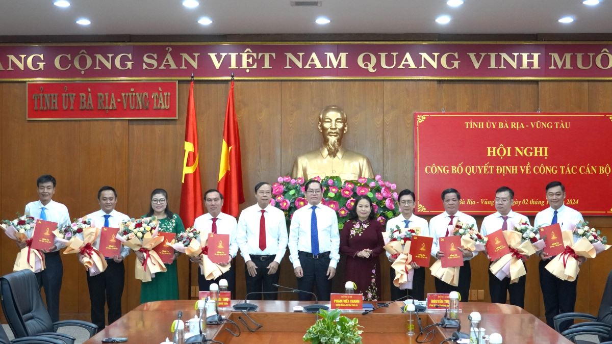 Provincial leaders organized the presentation of flowers and decisions on personnel transfer and appointment. Photo: Thanh An