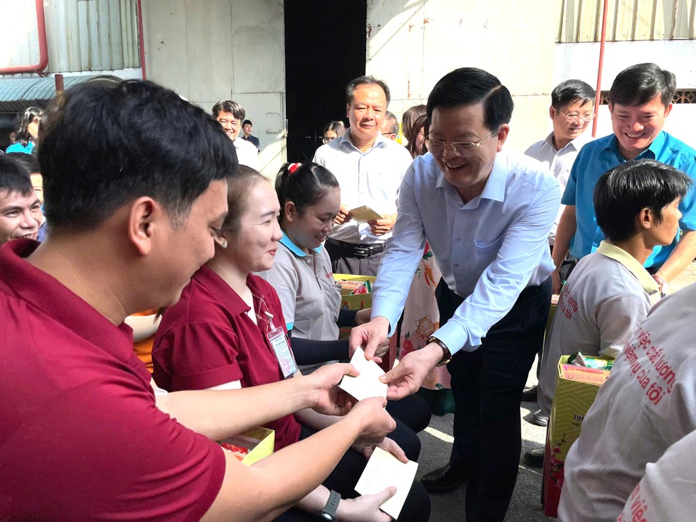 Mr. Mai Van Chinh - Member of the Party Central Committee, Head of the Central Mass Mobilization Commission presented gifts to workers. Photo: Dinh Trong