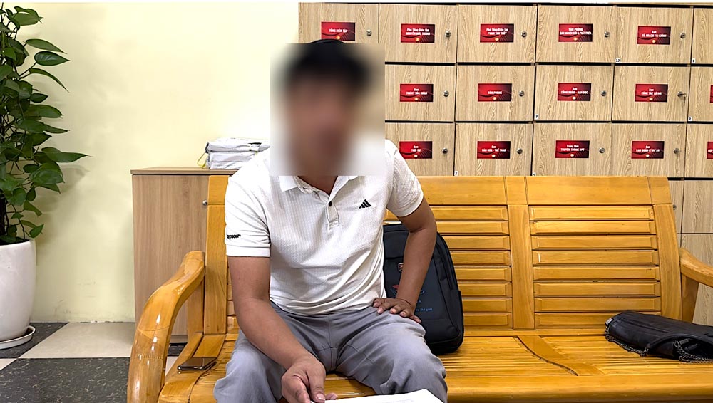 Mr. Le Van Hung discussed the incident with a reporter from Lao Dong Newspaper. Photo: Ha Anh