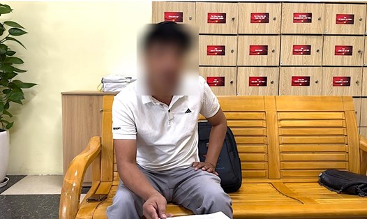 Ông Lê Văn Hùng trao đổi vụ việc với phóng viên Báo Lao Động. Ảnh: Hà Anh