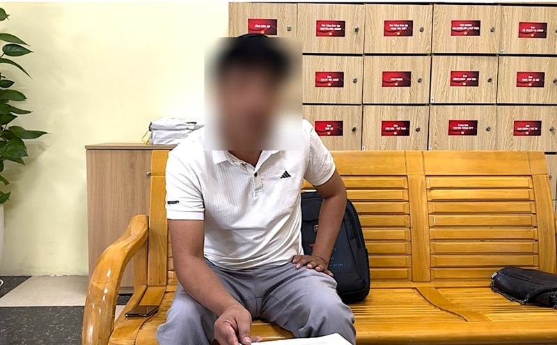 Mr. Le Van Hung discussed the incident with a reporter from Lao Dong Newspaper. Photo: Ha Anh