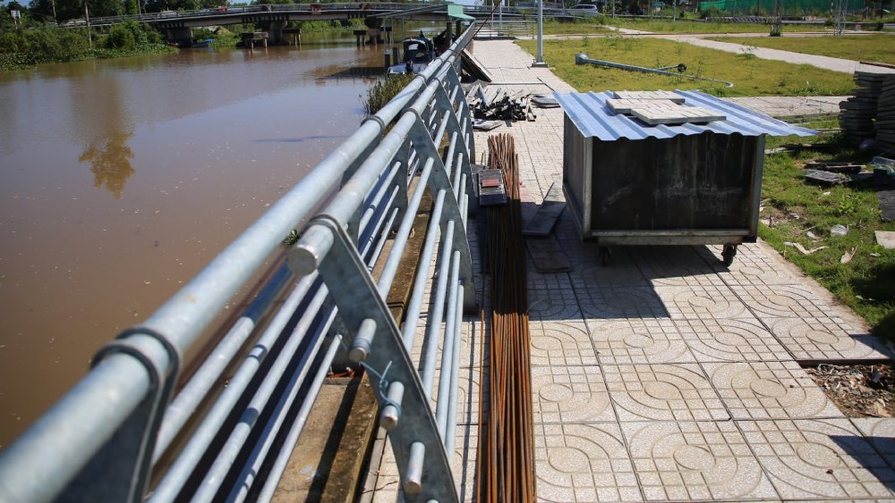 The landslide embankment is being repaired. Photo: Xuan Nhi