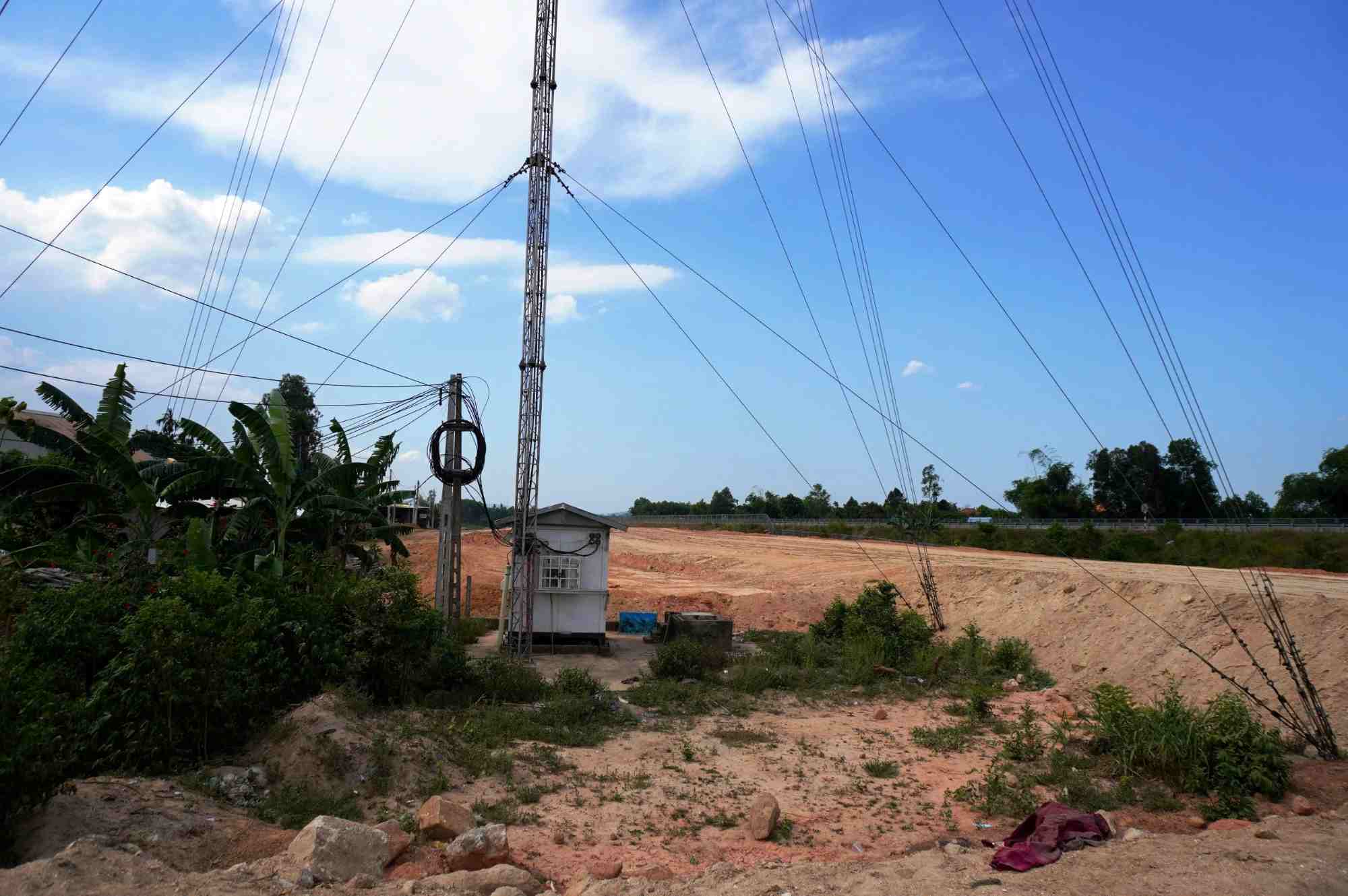 The telecommunications cable tower in Nghia Ky commune, Tu Nghia district has not been relocated on the Quang Ngai - Hoai Nhon expressway. Photo: Vien Nguyen