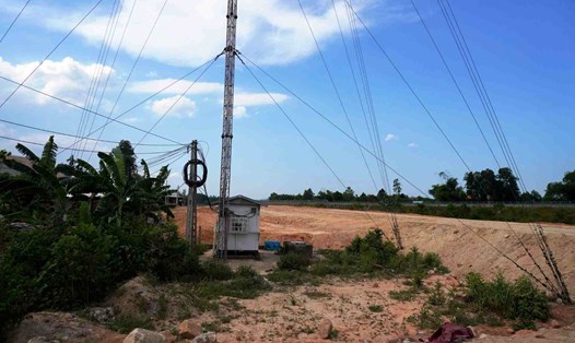 Trụ cáp viễn thông thuộc địa phận xã Nghĩa Kỳ, huyện Tư Nghĩa chưa được di dời trên tuyến cao tốc Quảng Ngãi - Hoài Nhơn. Ảnh: Viên Nguyễn