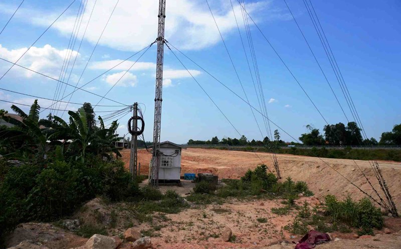 The telecommunications cable tower in Nghia Ky commune, Tu Nghia district has not been relocated on the Quang Ngai - Hoai Nhon expressway. Photo: Vien Nguyen