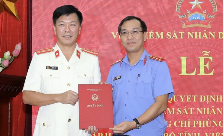 Mr. Ly Van Huan (left) received the Decision to appoint the Chief Prosecutor of Thai Nguyen Provincial People's Procuracy. Photo: Tran Nguyen - Manh Hung.