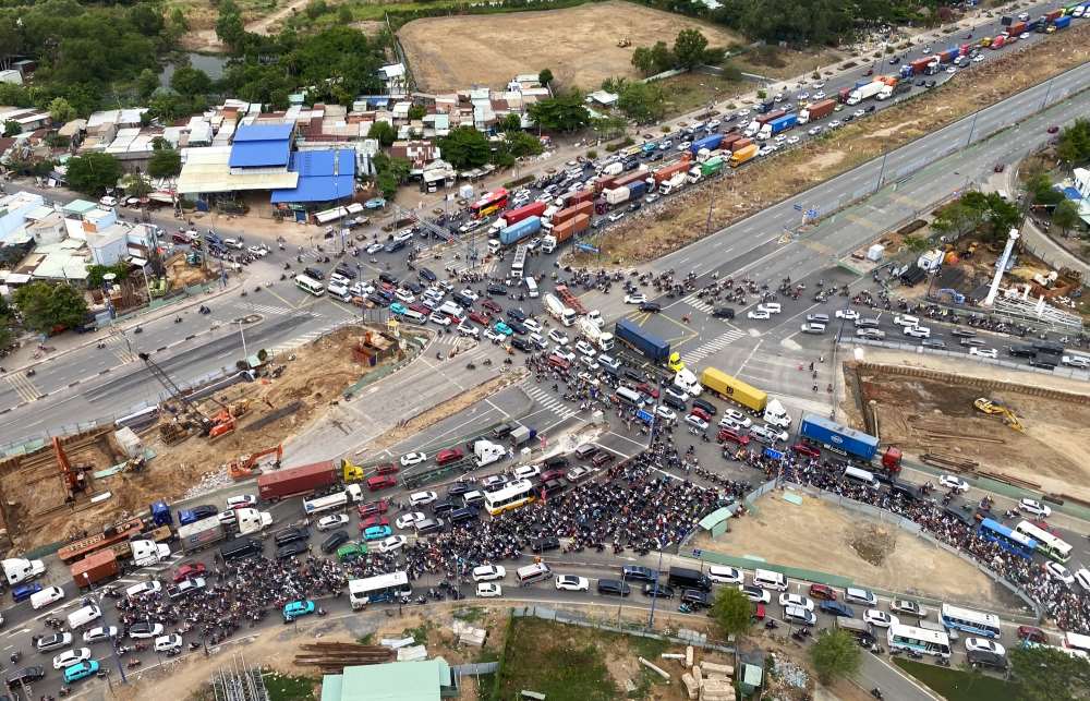 Traffic jam at An Phu intersection (Thu Duc City). Photo: Anh Tu